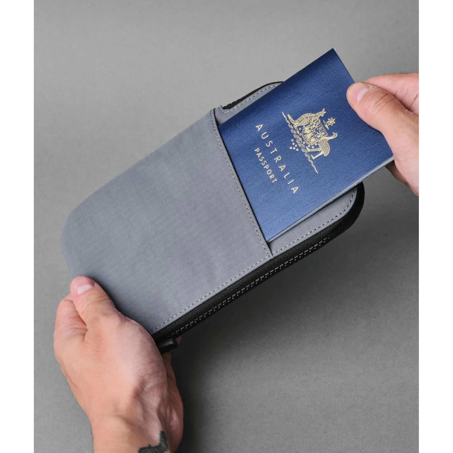 ALPAKA Zip Travel Wallet