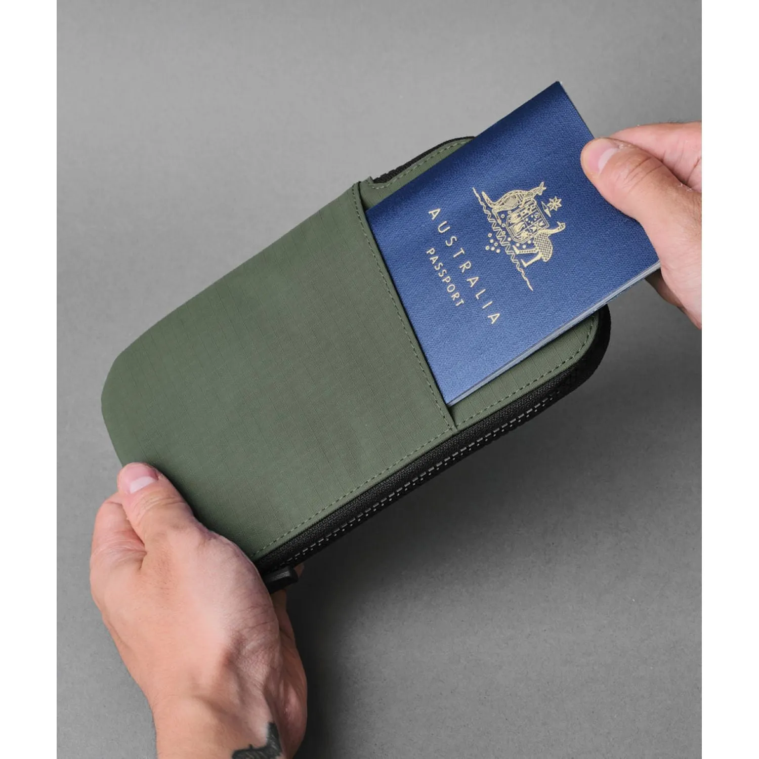 ALPAKA Zip Travel Wallet