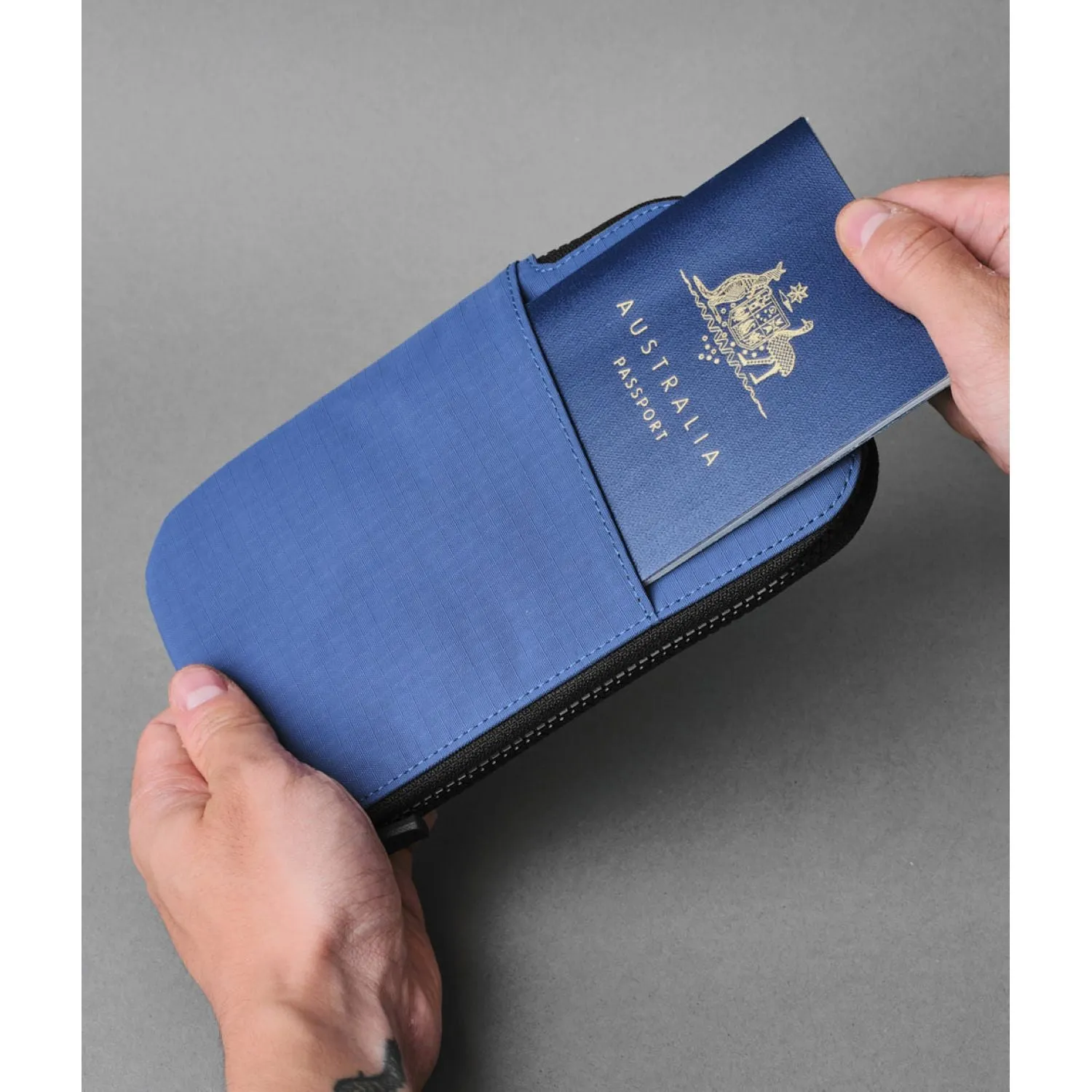ALPAKA Zip Travel Wallet